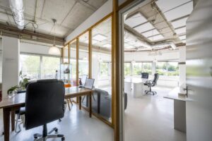 Modern kantoorinterieur aan de Anthony Fokkerweg met grote ramen, bureau’s en bureaustoelen in een lichte, open ruimte.